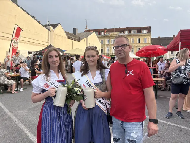 Beim Bierfest 2025. Vanessa Palmetshofer, Amelie Rafetseder und Bierfest-Veranstalter Robert Langeder. | Foto: Meinbezirk Perg/Köck