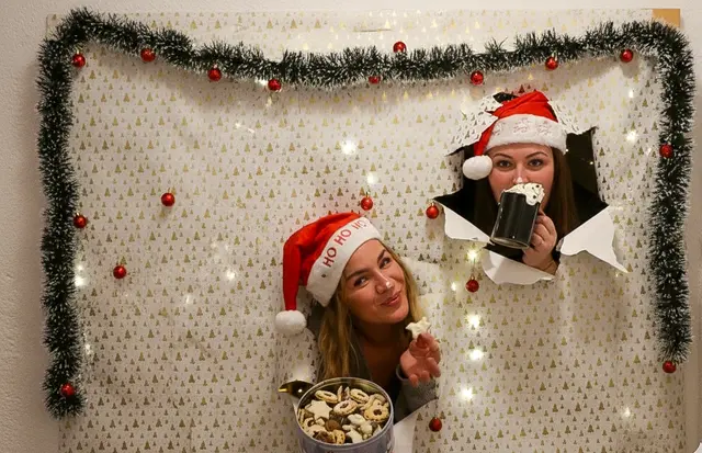 Filomena und Christina wissen die Weihnachtszeit zu genießen. | Foto: Ausserhofer