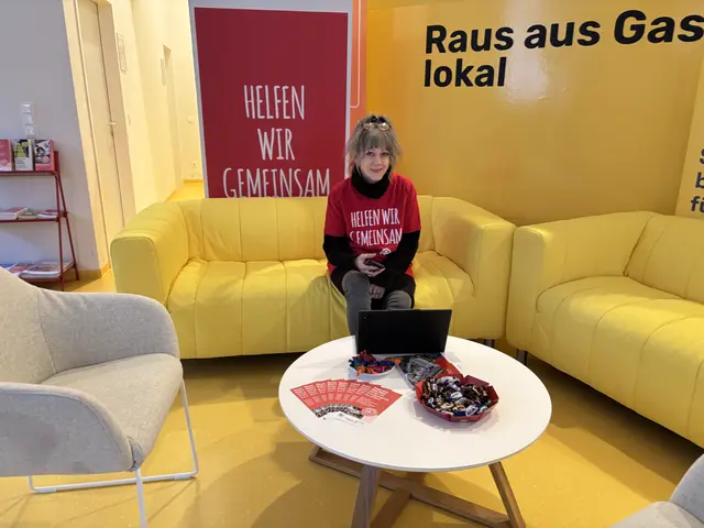 Sozialberaterin Enikö Nyàguly vermittelt von Armut betroffene Menschen an die richtigen Stellen und Institutionen weiter. | Foto: Mathias Kautzky/MeinBezirk