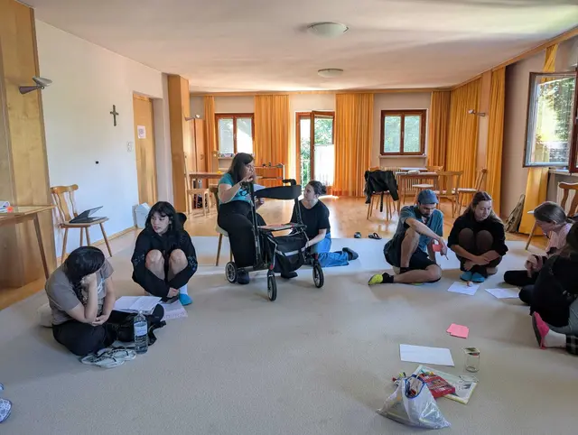 Die Freiwilligen stehen in stetigem Austausch miteinander.  | Foto: Laure Cades