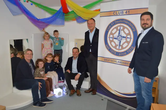 Freuten sich über das Mobilar im Snoezelenraum. v.l. Einige Kinder mit Kindergartenleiterin Eveline Jöbstl, Rudolf Windbacher, Clubpräsident Wolfgang Schrei und Vizebgm. Robert Sackl | Foto: KneippKindergarten Frauental