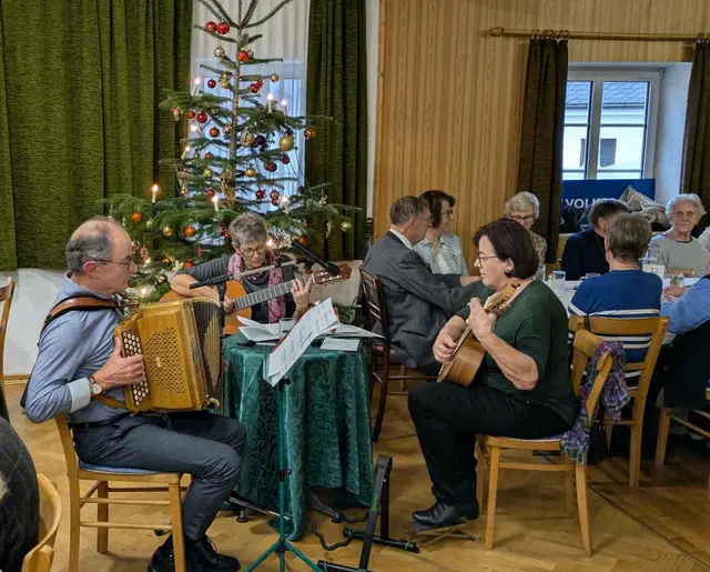 Elisabeth und Karl Leitner sowie Maria Sallinger sorgten mit weihnachtlichen Texten, Gitarre und Akkordeon und dem Singen von Weihnachtsliedern für vorweihnachtliche Stimmung. | Foto: Gerti Strebitzer