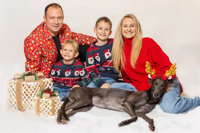 Winzer Reinhard Dungel mit Corinna, den Kindern Anton und Paul sowie Hündin Nova. | Foto: Christian Husar