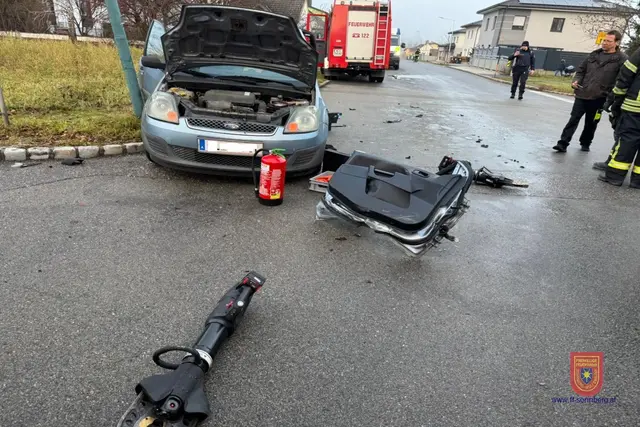 Spuren des Aufpralls an der Fahrzeugseite des PKW. | Foto: BFKDO Hollabrunn/FF Sonnberg