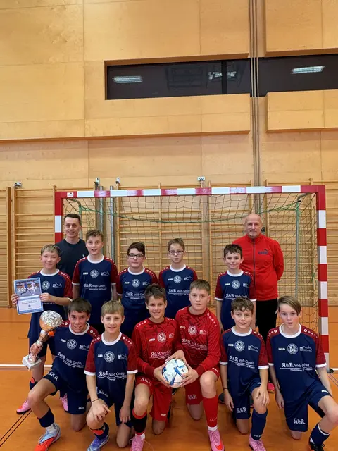 Trainer Manuel Hinterleitner und Direktor Siegfried Mairhuber, Bezirksreferent der Schülerliga Grieskirchen, mit dem Team der MS Neukirchen. | Foto: MS Neumarkt-Kallham