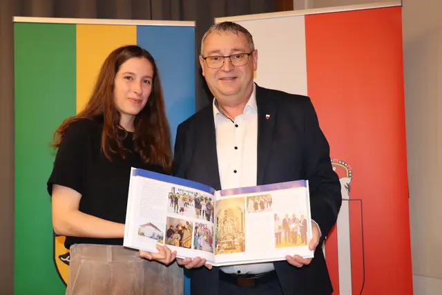 Stolz päsentieren Bürgermeister Robert Wimmer und Autorin Sandra Kirov das neue Heimatbuch St. Peters. | Foto: MeinBezirk/Raimund Buch