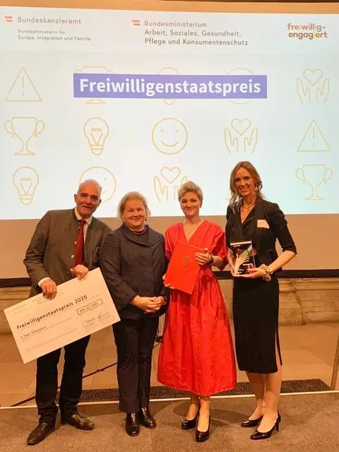 Klaus Manzl (Bürgermeister Ellmau, Obmann-Stellvertreter Regionalmanagement Kitzbüheler Alpen), Korinna Schuhmann (österreichische Sozialministerin), Elfriede Klingler (Geschäftsführerin Regionalmanagement Kitzbüheler Alpen) und Michaela Kasper-Furtner (Projektleitung Social Impact Hub) (v. li.). | Foto: Regionalmanagement Kitzbüheler Alpen