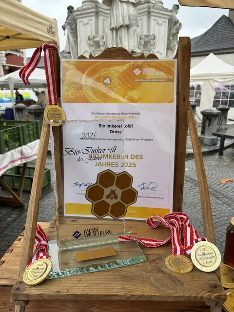 Am Bauernmarkt in Krems zeigen die Loidls die Auszeichnung. | Foto: sg