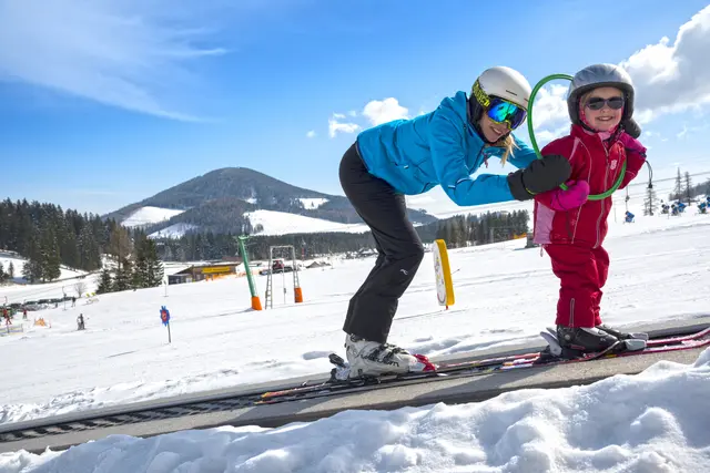Kinder können bei der Teichalm das Skifahren erlernen. | Foto: Bernhard Bergmann