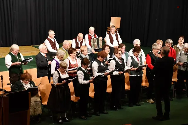Der Seniorenchor St. Peter wirkte mit einigen Liedbeiträgen bei dieser Vorweihnachtsfeier mit. | Foto: Anita Galler