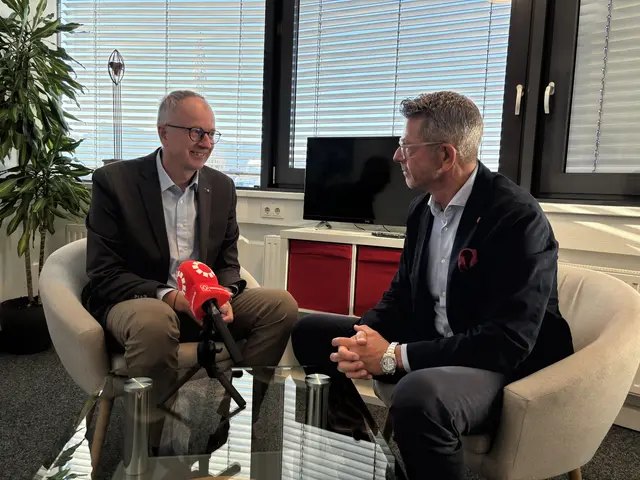 Salzburgs Gemeindeverbands-Präsident Manfred Sampl im Gespräch mit MeinBezirk Salzburg Chefredakteur Michael Kretz | Foto: MeinBezirk