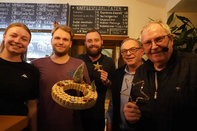 Das "Zum echte Leben-Team" - Leonie, Jakob, Günther, Gottfried und Franz - wünscht allen Weinfreunden, und die es noch werden wollen, frohe Wei(h)nachten. | Foto: Andrea Glatzer