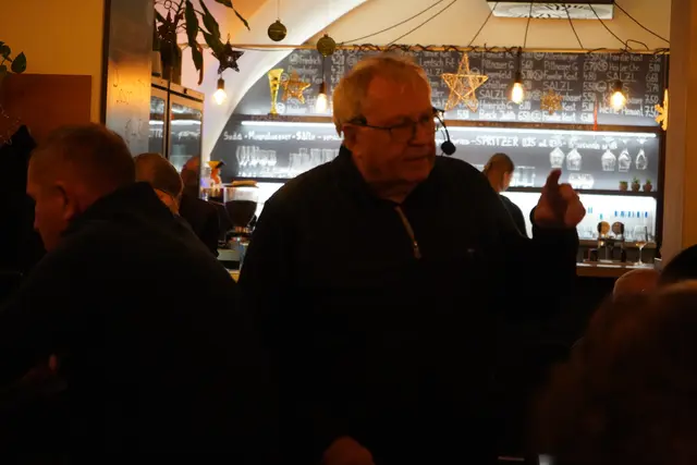 Weinmoderator Franz Kast führte durch die burgenländische Siegerwein-Verkostung | Foto: Andrea Glatzer