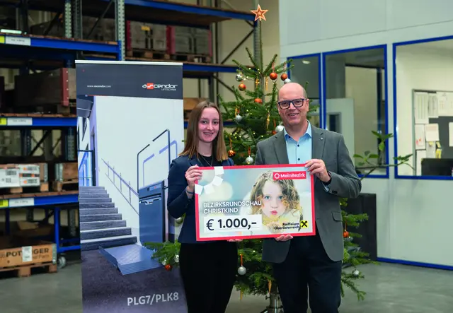 MeinBezirk Rohrbach-Redaktionsleitung Sarah Schütz und Ascendor-Geschäftsführer Erwin Roither bei der Scheckübergabe. | Foto: Ascendor