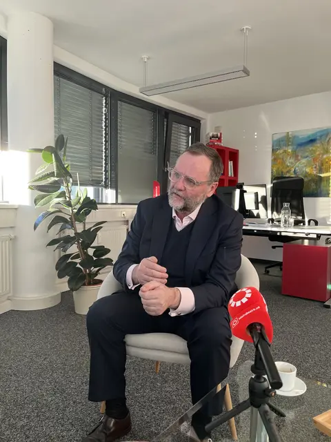 NEOS-Landessprecher und Staatssekretär Sepp Schellhorn im Gespräch mit MeinBezirk Salzburg  | Foto: NEOS / Alexander Plutta