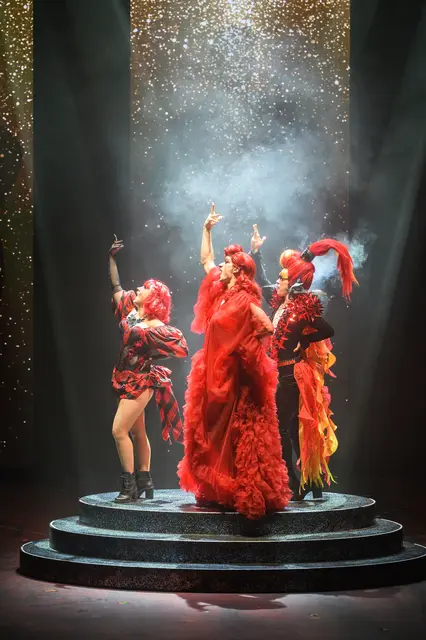 Das Musical "Priscilla - Queen of the Desert" feierte seine Premiere am Salzburger Landestheater. Ein schillerndes Stück mit einer berührenden Geschichte. 
 | Foto: SLT/Tobias Witzgall