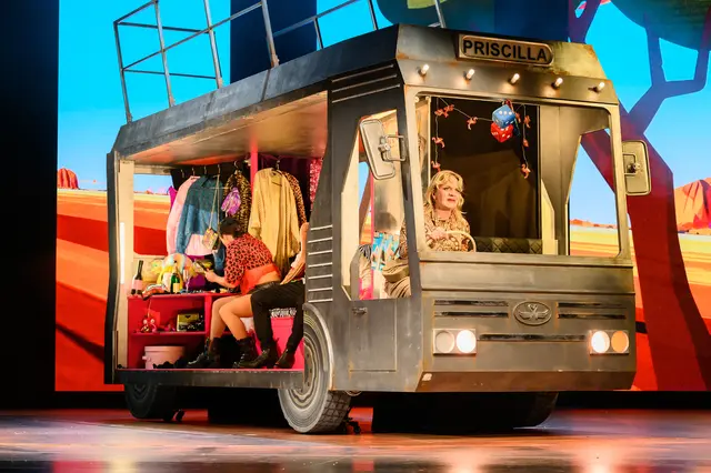 Das Musical "Priscilla - Queen of the Desert" feierte seine Premiere am Salzburger Landestheater. Ein schillerndes Stück mit einer berührenden Geschichte. 
 | Foto: SLT/Tobias Witzgall
