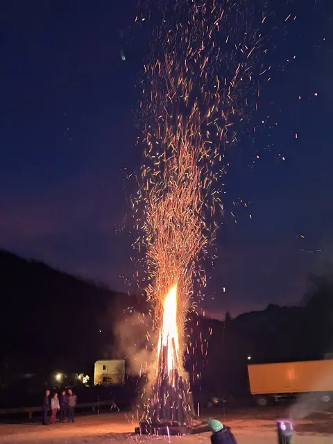 Bereits Tradition: Das Sonnwendfeuer in Steyrling. | Foto: NF Steyrling/Klaus