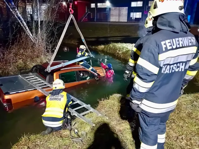Ein Auto landete in einem Teich. | Foto: Feuerwehr Katsch an der Mur