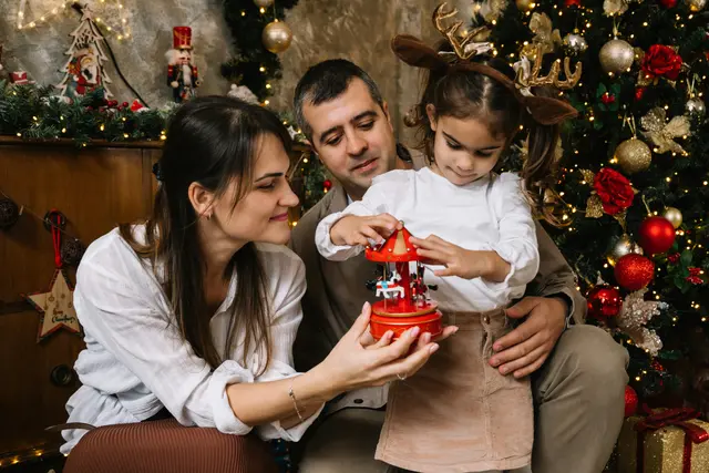 Drei Viertel der Befragten geben an, den Heiligabend überwiegend im engsten Familienkreis zu verbringen.  (Symbolbild) | Foto: Dmitry Rodionov/Unsplash