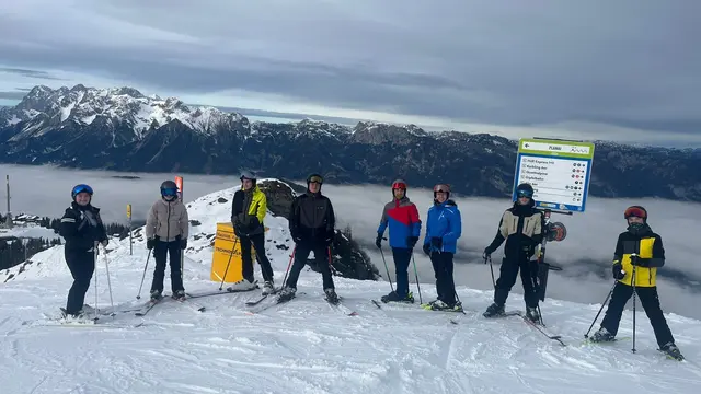 Die zwölf Teilnehmer am Jugendskitag des Alpenverein Enns blickten auf das Nebelmeer und konnten die Piste in Haus richtig genießen. | Foto: Alpenverein Enns