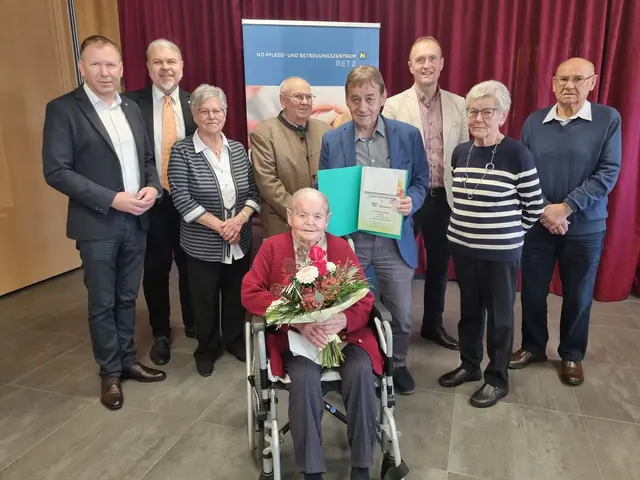 Die Jubilarin Josefine Schmelzenbart freute sich sichtlich über die Gratulationen und die vom 
PBZ Retz ausgerichtete, stimmungsvolle Feier - vlnr.: Bürgermeister Stefan Lang, Roman 
Beisser (Gesundheit Weinviertel GmbH der NÖ LGA); Helga Jassek; Alois Jassek; Jubilarin 
Josefine Schmelzenbart; Bürgermeister Reg. Rat Erwin Kasper; Kaufmännischer Direktor
Horst Winkler, MBA; Maria Jassek; Leopold Jassek | Foto: PBZ Retz