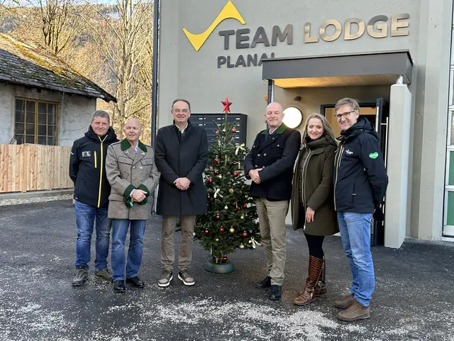 Eröffneten die "Team Lodge Planai": Reinfried Prugger (Projektleiter Planai), Michael Krainer (Aufsichtsratsvorsitzender Planai), Georg Bliem (Geschäftsführer Planai), Bürgermeister Hermann Trinker, Landtagsabgeordnete Eva Maria Kroismayr-Baier sowie Peter Weichbold (designierter Geschäftsführer Planai) | Foto: Schneeberger
