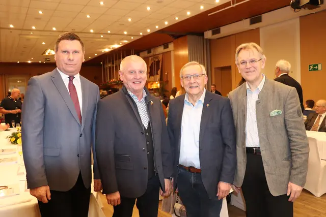 Unter den Ehrengästen des Abends: Bezirkshauptmann Gerald Kronberger, St. Peters Altbürgermeister Rüdiger Buchholz, Altheims Altbürgermeister Franz Weinberger sowie Raiffeisenbank-Direktor Josef Knauseder. | Foto: MeinBezirk/Raimund Buch