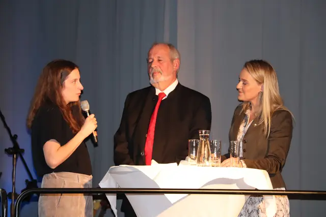 Autorin Sandra Kirov und Historiker Florian Kotano bei Kati Hochhold auf der Bühne. | Foto: MeinBezirk/Raimund Buch