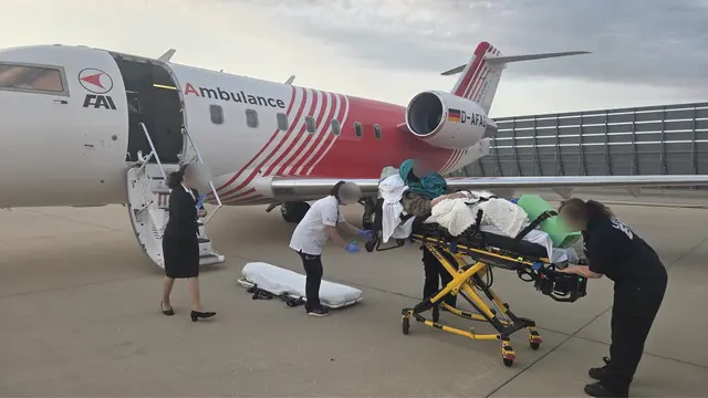 Hier wird gerade eine Patientin in den Flieger gebracht. | Foto: Privat