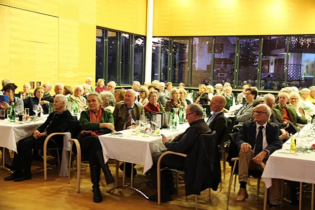Weihnachtsfeier im Gemeindesaal Anif mit 97 Teilnehmer*Innen