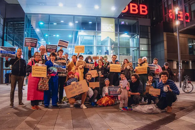 Die Initiative "Ja zum Nachtzug" protestiert am Wiener Hauptbahnhof erneut für den Erhalt der Nightjet-Verbindung zwischen Paris und Wien. (Archiv) | Foto: Oui au train de nuit