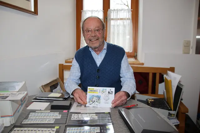 Helmut Zauchner vom Briefmarkensammlerverein.