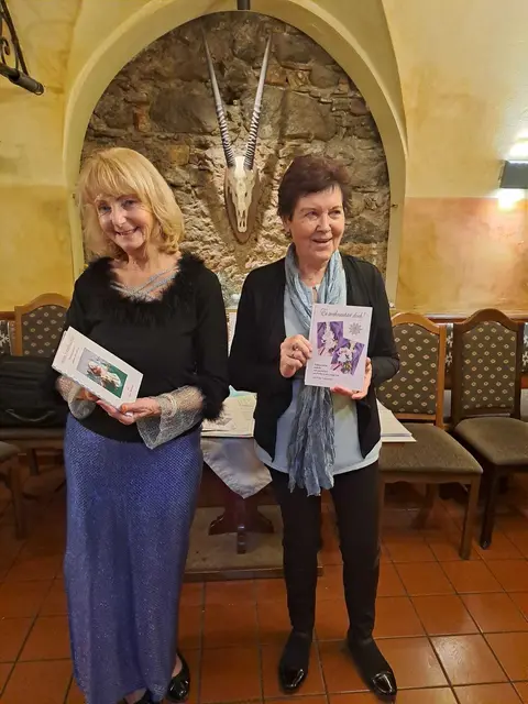 Krista Theuermann (l.) und Brigitte Schabernak gestalteten einen stimmungsvollen Abend.  | Foto: Brigitte Schabernak