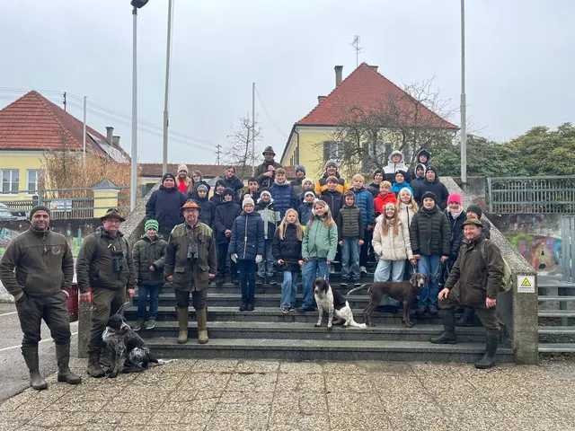 Unter der Leitung von Jagdleiter Klaus Huber erkundeten die Kinder mit fünf Jägern das Revier und erhielten Einblicke in die Welt der Jagd und der heimischen Natur.  | Foto: TNMS St. Marienkirchen/Schärding
