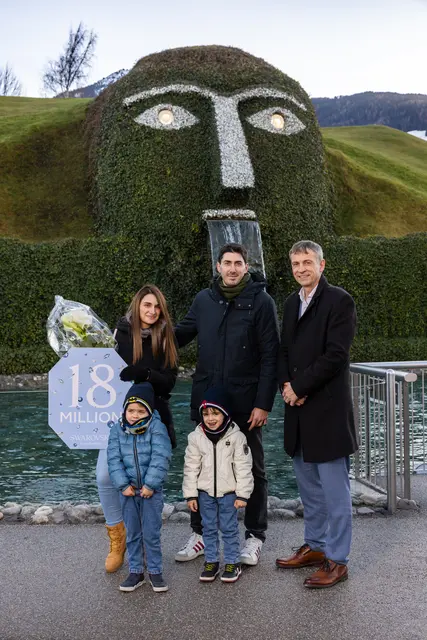 Roberta und Carlo Tocci mit ihren Söhnen Giorgio und Edoardo sind die 18-millionsten Besucher*innen der Swarovski Kristallwelten in Wattens. Geschäftsführer Stefan Isser (re.) begrüßte die Mailänder Familie vor dem ikonischen Riesen. | Foto: Swarovski Kristallwelten/Thomas Steinlechner 