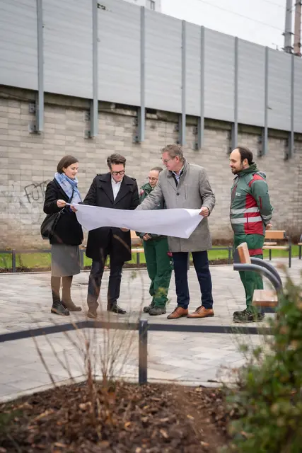Laut Britta Tscherteu (l.), Leiterin Projektentwicklung und -steuerung für den 21. Bezirk, wurden viele Ideen des Klimateams im neuen Kramreiterweg eingebaut.  | Foto: David Bohmann/ Stadt Wien