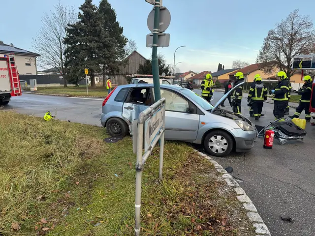 Einsatzkräfte der Polizei und Feuerwehr am Unfallort in Sonnberg. | Foto: BFKDO Hollabrunn/FF Sonnberg