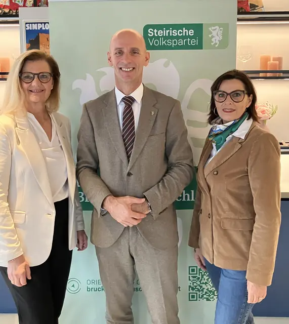 Pressekonfernenz in Bruck: Bgm. Susanne Kaltenegger, LR Willibald Ehrenhöfer und LAbg. Cornelia Izzo. | Foto: ÖVP Bruck-Mürzzuschlag/Reithofer