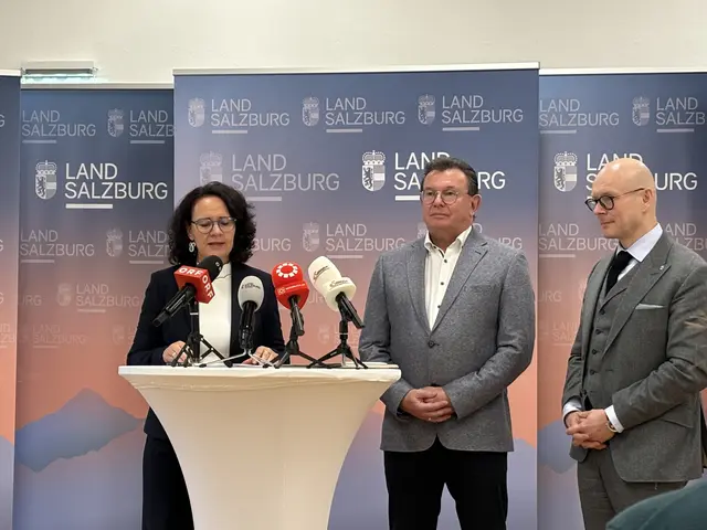 Die Salzburger Landesregierung hat ihre aktuelle Regierungssitzung unter das Thema Pflege gestellt. Im Bild: Landesrätin Daniela Gutschi, der neue Pflegebeauftragte des Landes, Karl Schwaiger,  Landesrat Wolfgang Fürweger  | Foto: L. Gold