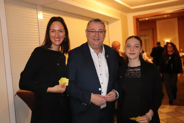Zu Beginn der Veranstaltung verteilten Tanja Aigner und Victoria Högl Lose für den Gewinn eines Heimatbuches – im Bild gemeinsam mit Bürgermeister Robert Wimmer. | Foto: MeinBezirk/Raimund Buch