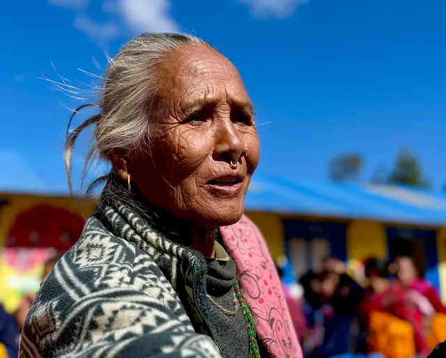 Eine nepalesische Frau, deren natürliche Schönheit fesselt und deren Gesichtszüge Geschichten erzählen. | Foto: Astrid Wieser