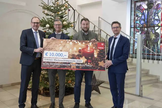 Die beiden Vorstandsdirektoren Michael Kraxner (re.) und Alexander Speckle (li.) übergaben den Spendenscheck an Dominik Wolf (Präsident Krebshilfe Tirol, 2.v.li.) und Florian Klotz (Geschäftsführer Krebshilfe Tirol).  | Foto: TIWAG/Gerhard Berger