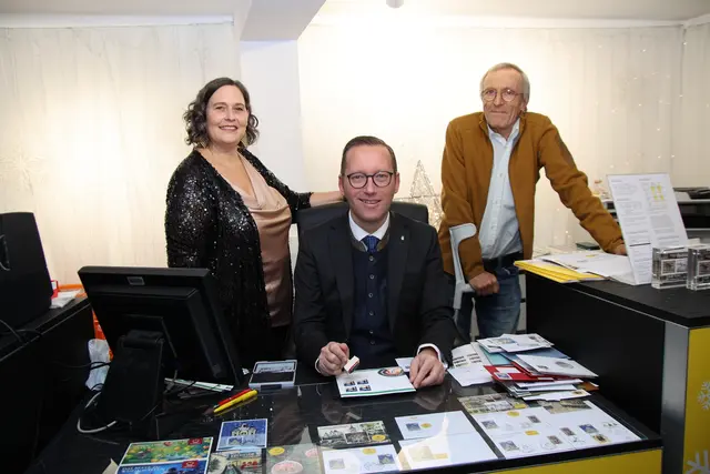 Bürgermeister Georg Djundja mit Martina Prinz und Günter Veichtlbauer.