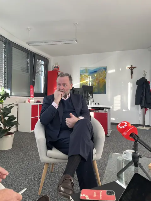 NEOS-Landessprecher und Staatssekretär Sepp Schellhorn im Gespräch mit MeinBezirk Salzburg Chefredakteur Michael Kretz | Foto: NEOS / Alexander Plutta