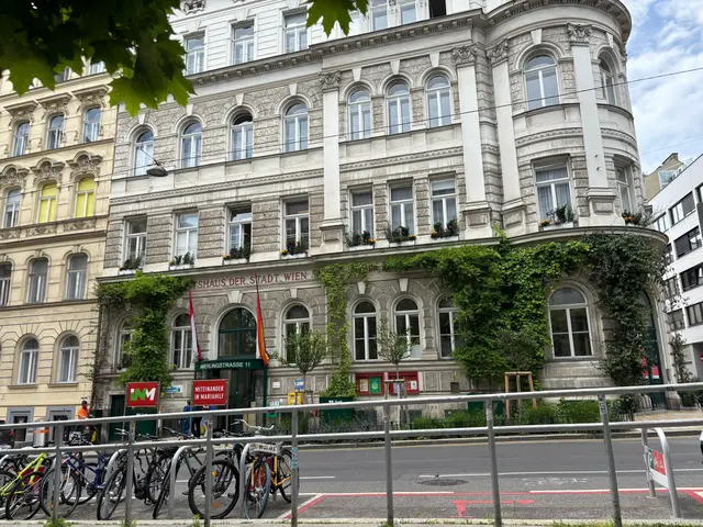 Die Sozialberatung des Samariterbundes Wien findet im Mariahilfer Amtshaus statt: Der Eingang liegt rechts vom Haupteingang, direkt an der Ecke. | Foto: Pia Rotter/MeinBezirk