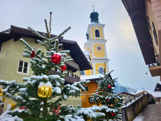 In Hopfgarten wurden wieder über 70 Christbäume von den Schülerinnen und Schülern des Polytechnischen Lehrgangs zum Strahlen gebracht. | Foto: Standortmarketing Hohe Salve-Wildschönau