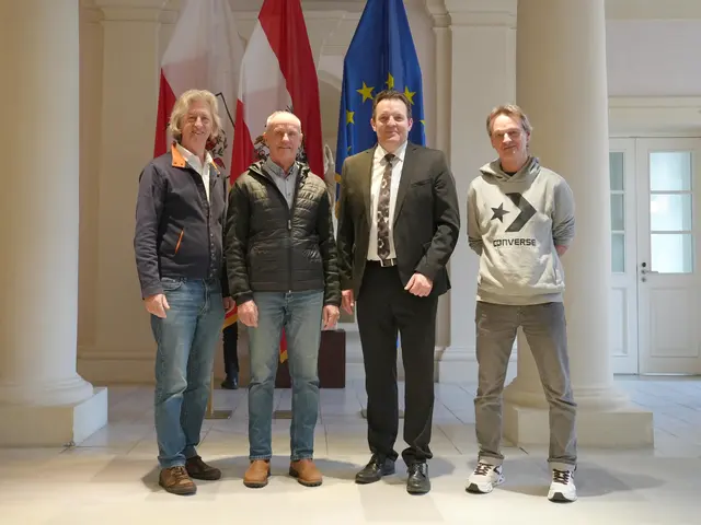 v.l.: Landesumweltanwalt Johannes Kostenzer, Klaus Schwarz, LR René Zumtobel und Landesumweltanwalt-Stellvertreter Walter Tschon. Nicht im Bild: Der zweite Naturschutzbeauftragte des Bezirks, Egon Bader. | Foto: Land Tirol/Knabl
