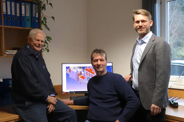 Rudi Schobesberger (Mitte) schätzt das familiäre Klima und das gute Verhältnis zu seinen Arbeitgebern Franz und Philipp Roither. | Foto: MeinBezirk/Rabl