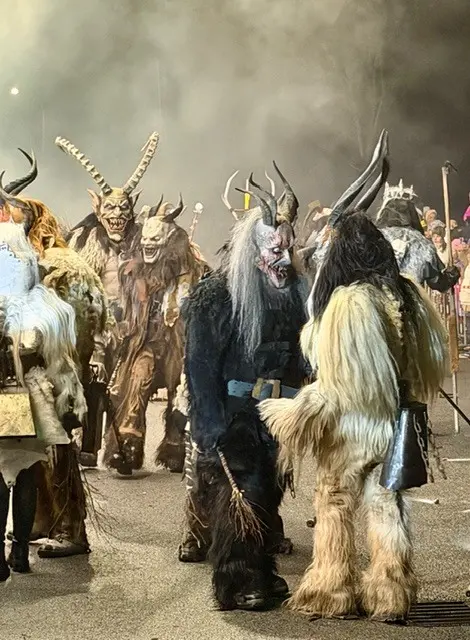 Masken und Hörner: Die Besucherinnen und Besucher erlebten ein tolles Spektakel. | Foto: Markthalle Pilz